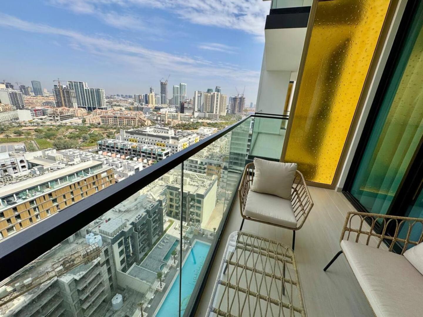 Stylish 1br In Jvc With Pool View
